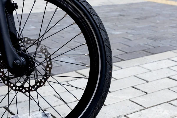 Kirli bisiklet lastiğinin şehirde sürerken çekilmiş yakın plan görüntüleri.