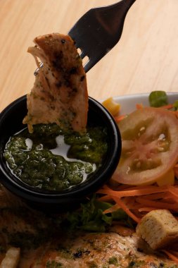 Kişniş soslu bir parça et ve öğle yemeğinde geleneksel Arjantin maydanozu.