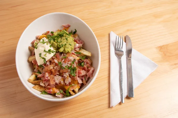 Öğle yemeği için üzerine tereyağlı ve guacamole soslu patates salatası.