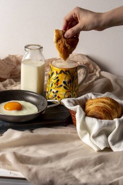 Sıcak içeceğe batırılmış yumurta, kahve ve ekmek ile geleneksel Kolombiya kahvaltısı.