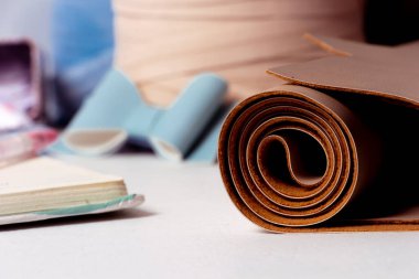 Kadınlar için güzel aksesuarlar yapmak için kahverengi deri kumaş rulosu