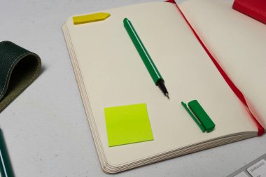 Noktalı defterin kapağı olmadan yeşil ıslak mürekkep kalemi.