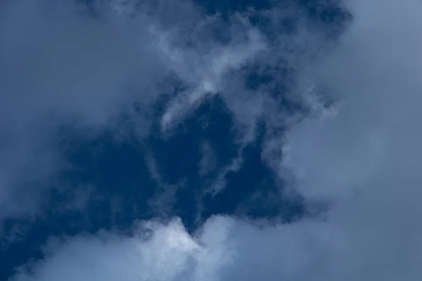 Zatažená Obloha Před Bouří Malým Paprskem Světla — Stock fotografie