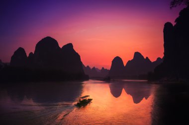 Xingping tekne ve günbatımı 