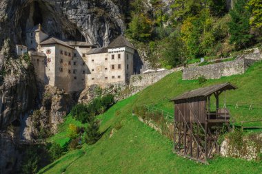 Slovenya ve Predjama Kalesi