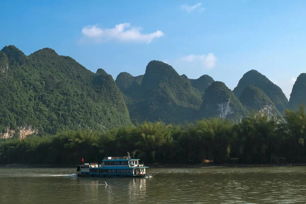 桂林地区河流上一艘船的照片 — 图库照片
