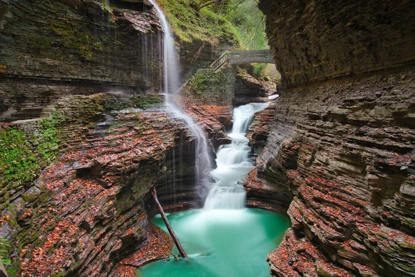 Şelalenin New York 'taki Watkins Glen Ulusal Parkı' ndaki fotoğrafı.