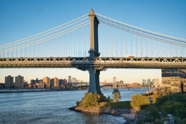 Gün batımında Manhattan Köprüsü 'nün fotoğrafı.