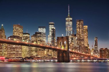 Brooklyn Köprüsü 'nün mavi saat fotoğrafı.