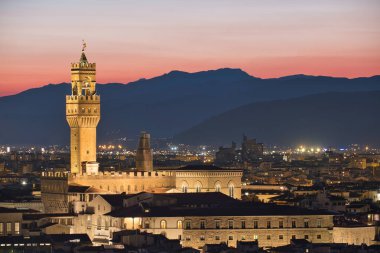 Floransa 'nın günbatımındaki manzarasının fotoğrafı.