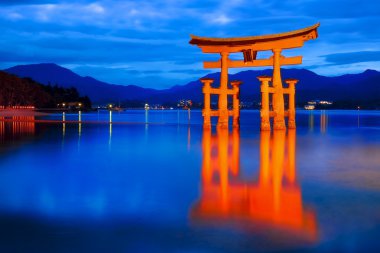Itsukushima tapınak ve mavi saat