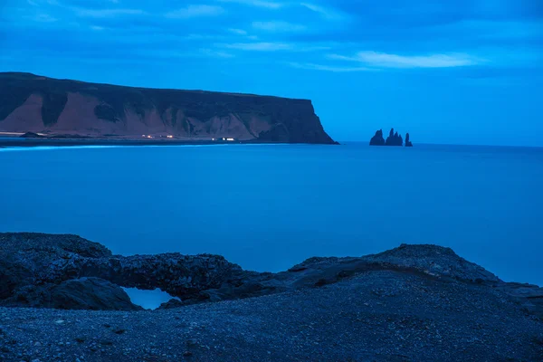 Reynisfjara ビーチ ・青の時間 — ストック写真