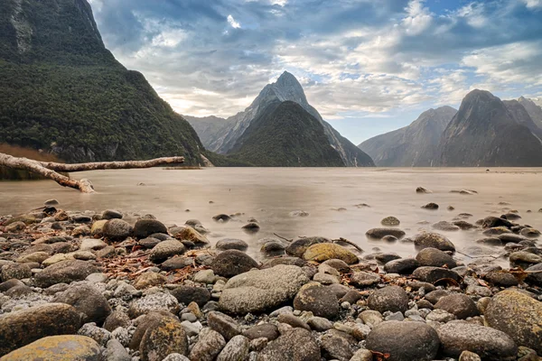 Milford Sound & nuages — Photo