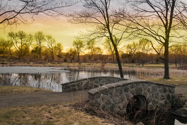 Manhã de primavera com ponte — Fotografia de Stock