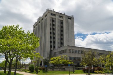 Hauppauge, New York - 2020 civarında H. Lee Dennison Binası Suffolk County ajansı ofisleri. İlçe Trafik ve Park İhlalleri Bürosu 'nun konumu, İlçe İdaresi Yerel İdare Ofisi