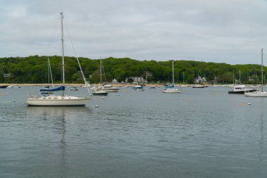 Geniş dış cephe sahili kıyısı yelkenlisinin liman bölgesinin genel görüntüsünü oluşturuyor.