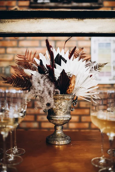 Ramo Florero Muy Moderno Los Tonos Apagados Cerca Las Copas — Foto de Stock