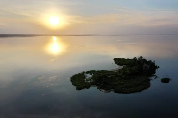 Gölde gün batımı ve İHA 'dan çekilen küçük bir ada. Yüksek kalite fotoğraf