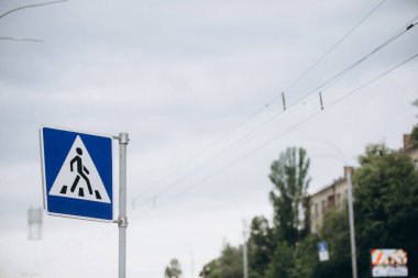 Yaya geçidi tabelası ve arka planda arabalar, hüzünlü ve depresif. Yüksek kalite fotoğraf
