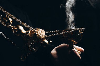 Rahibin elinde yoğunlaş, tütsü ve duman. Yüksek kalite fotoğraf