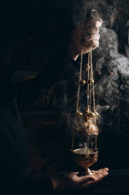 Kilise tütsüsü ve dumanına odaklan. Yüksek kalite fotoğraf