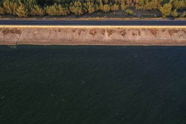Rezervuarlardaki kıyı bölgesi, hatlar. Yüksek kalite fotoğraf