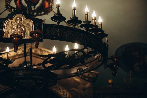 Kilisedeki ikon lamba ikonun yanında asılı. Yüksek kalite fotoğraf