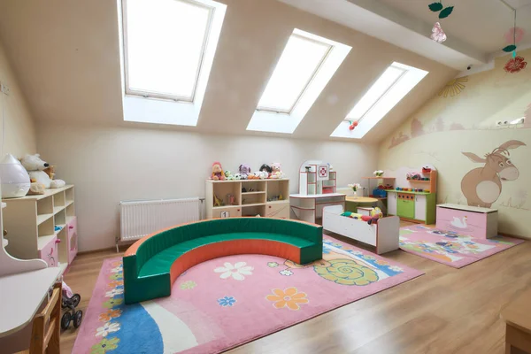 Çatıdaki çocuk odası. Yüksek kalite fotoğraf