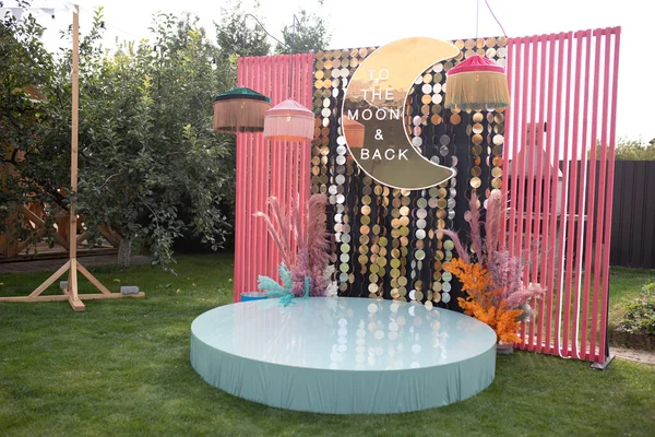 Çimlerin üzerinde pembe bir fotoğraf bölgesi. Yüksek kalite fotoğraf