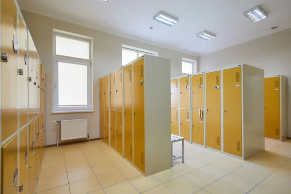 Soyunma odası ve sarı dolaplar. Yüksek kalite fotoğraf