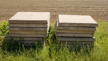 Sahadaki beton levhalar iki yığın halinde yığılmış. Yüksek kalite fotoğraf