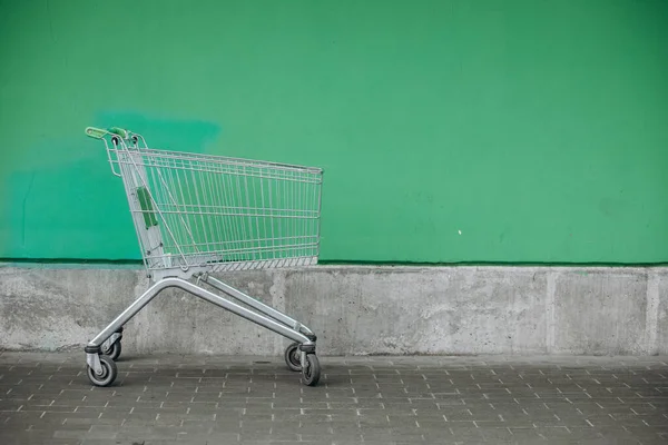 Supermarket Basket Green Wall High Quality Photo — Stock Photo, Image