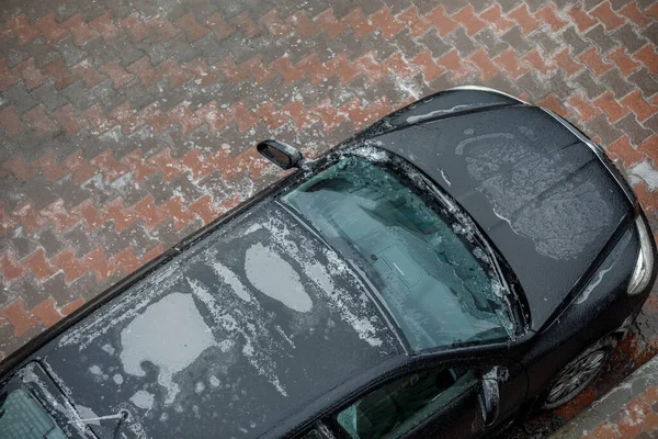 Fayansların üzerindeki buz, yoldaki buz, araba. Yüksek kalite fotoğraf