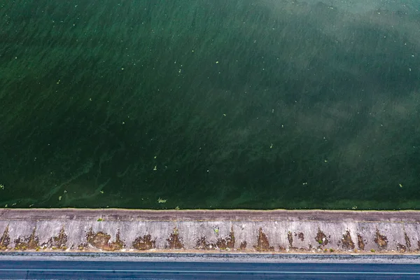 Karayolu yakınında kirli su, set bölgesi. Yüksek kalite fotoğraf