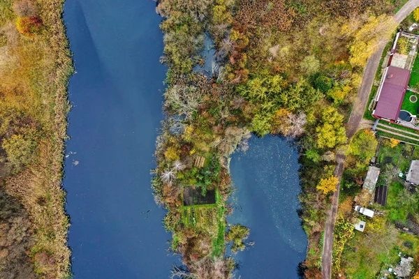Sonbaharın ve suyun güzel renkleri. Yüksek kalite fotoğraf