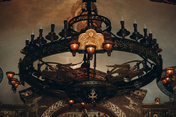 Kilisedeki ikon lamba ikonun yanında asılı.