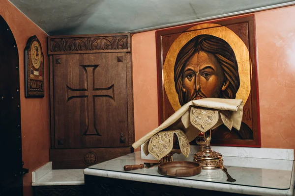 Kilise gereçleri kasesi ve ikonlar