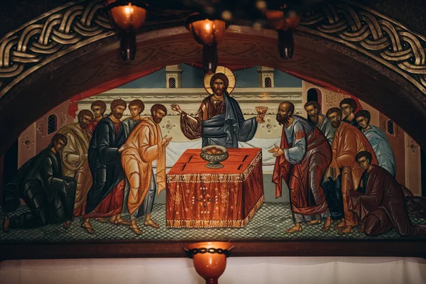Lampa ikony w kościele wisi obok ikony — Zdjęcie stockowe