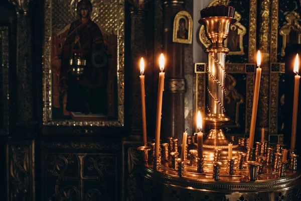 Candele su un candeliere in una chiesa luce calda — Foto Stock