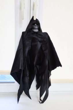 Okulda cadılar bayramı, iskelet örümcek ağı