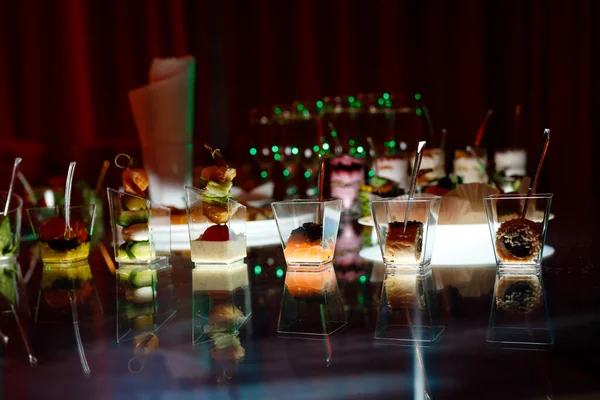 Mesa buffet com torradas e lanches e sobremesas em tons vermelhos — Fotografia de Stock