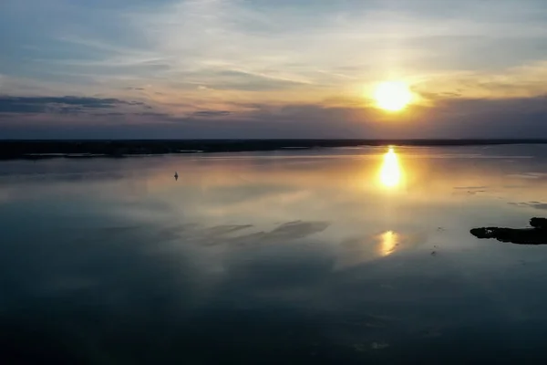 Pôr do sol no lago e pequena ilha — Fotografia de Stock