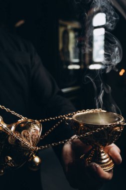 Kilisenin tütsü ve dumanına odaklan.