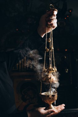 Rahibin ellerinde yoğunlaşıyor.