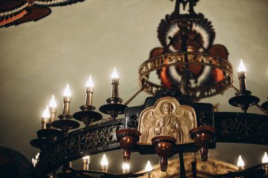 Kilisedeki ikon lamba ikonun yanında asılı.