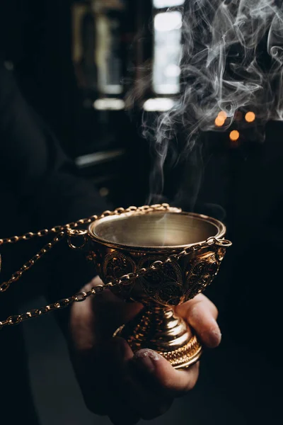 Incensário nas mãos do sacerdote, incenso e fumaça — Fotografia de Stock