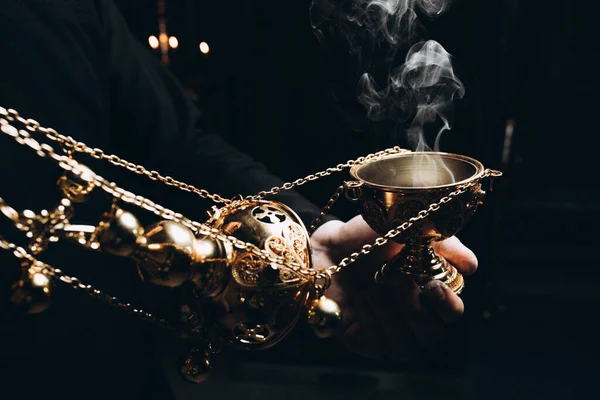 Incensário nas mãos do sacerdote, incenso e fumaça — Fotografia de Stock