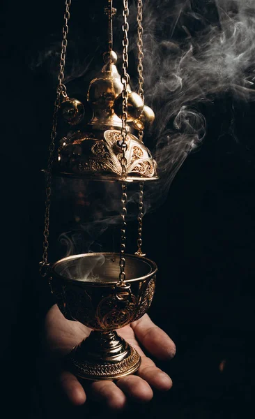 Incensário em incenso de igreja e fumaça — Fotografia de Stock