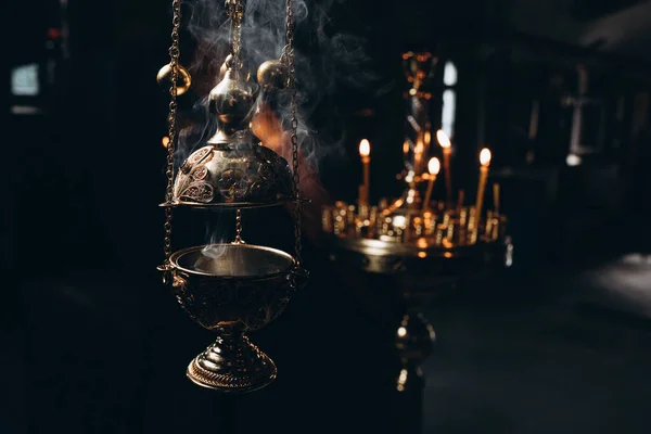 Incensário em incenso de igreja e fumaça — Fotografia de Stock