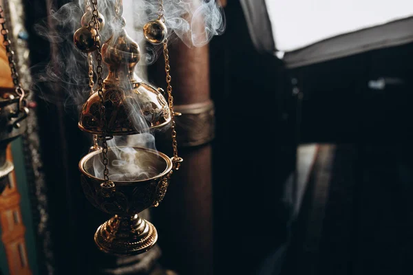 Kilisenin tütsü ve dumanına odaklan.